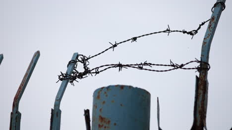 Alter-Rostiger-Zaun-Mit-Stacheldraht---Rumänische-Fabrik