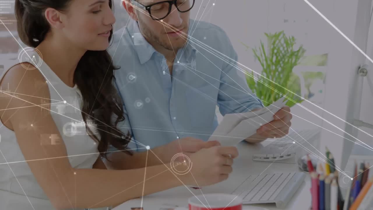 animación de la red de conexiones y procesamiento de datos sobre diversas personas de negocios