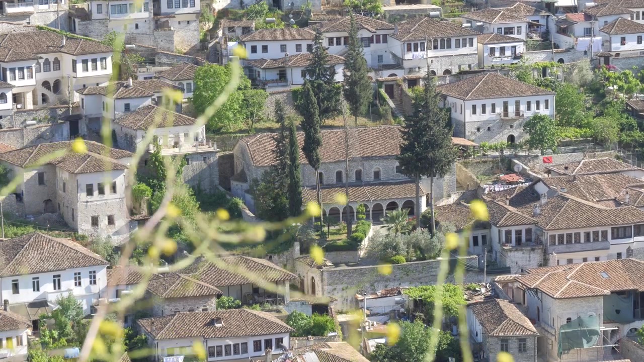 Chiesa di San Spiridione e tetti ottomani nel quartiere Gorica di Berat