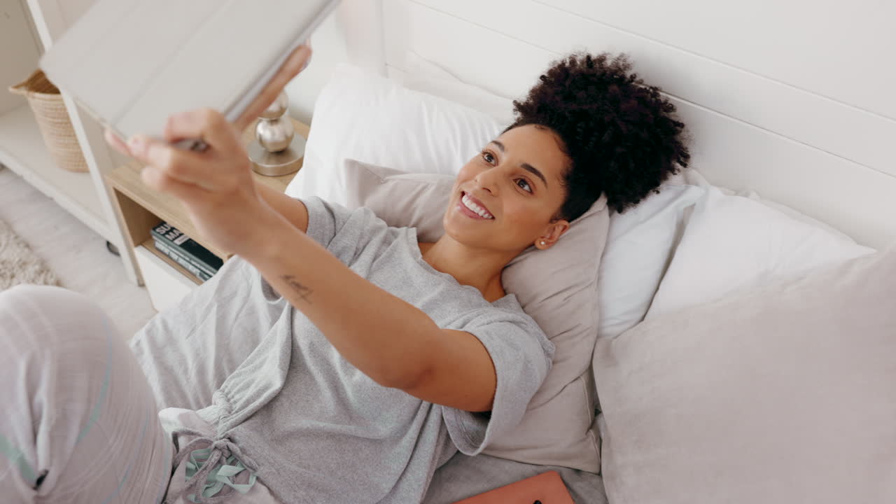Donna, relax e videochiamata su tablet