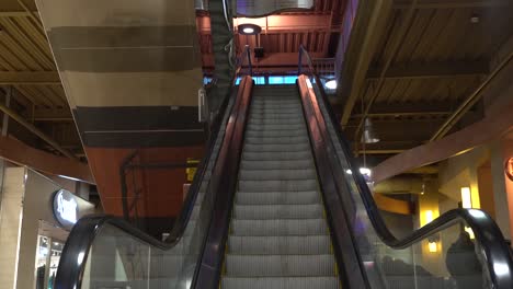 una vista genial de una escalera mecánica en un centro comercial desde un ángulo genial
