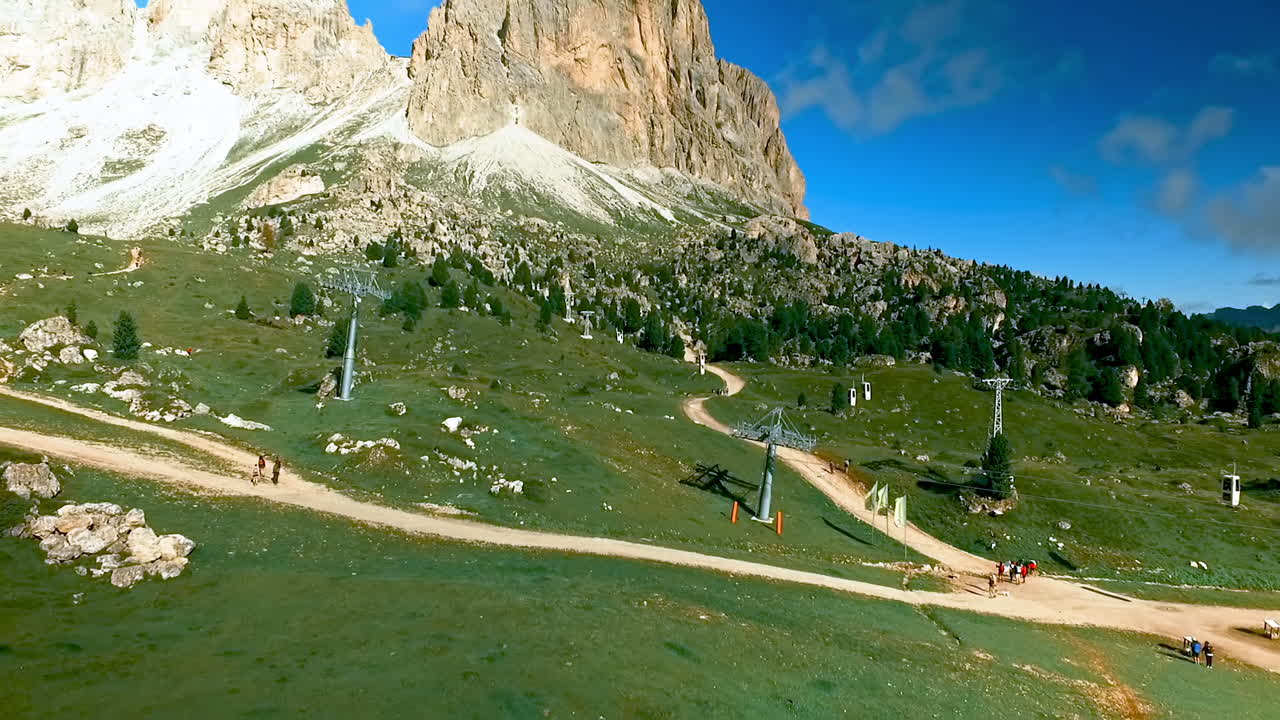 랑코펠 산의 바위가 많은 측면을 바라보는 카메라 드론