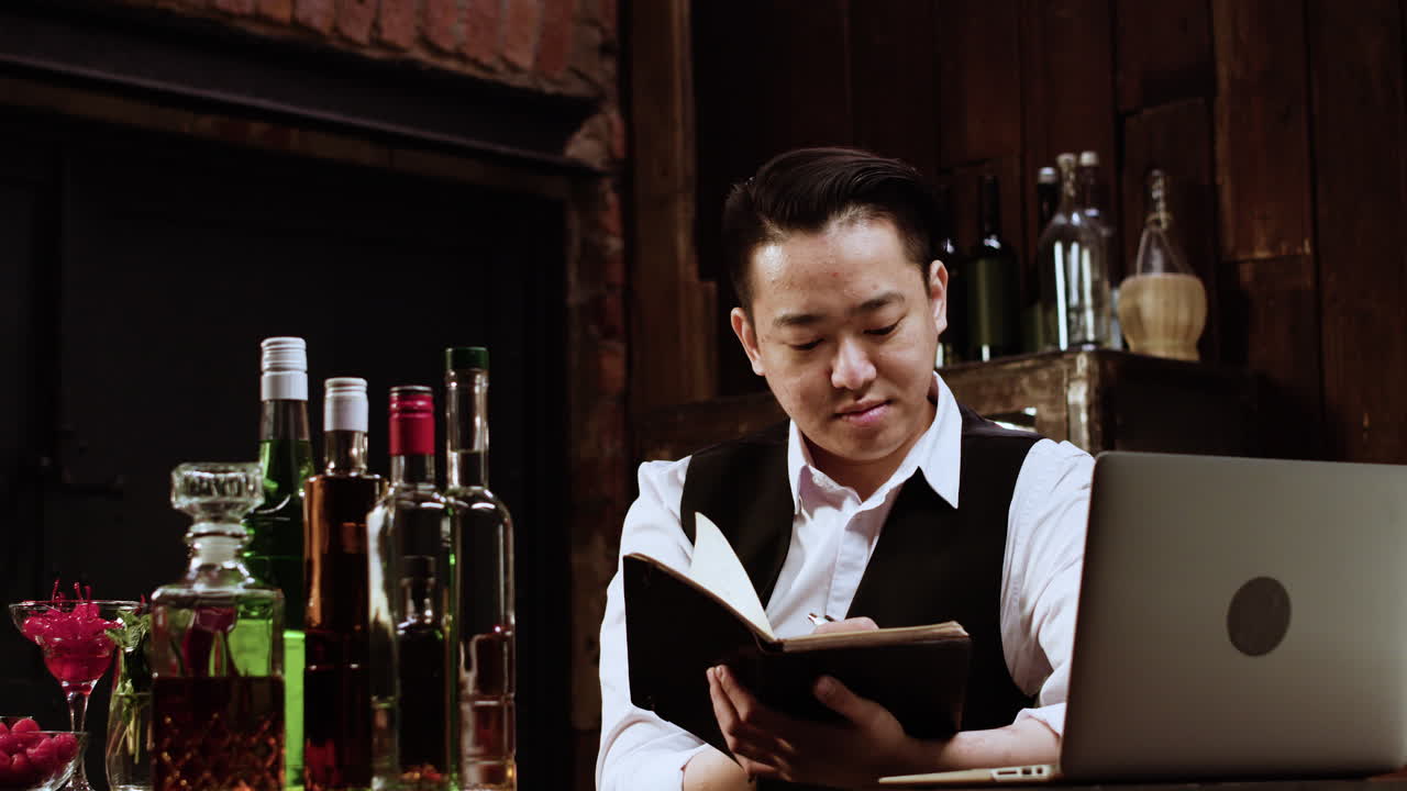 바텐더가 메모를 하고 있습니다.