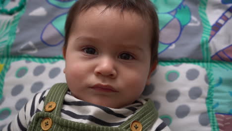 bebé mexicano en play mat birracial