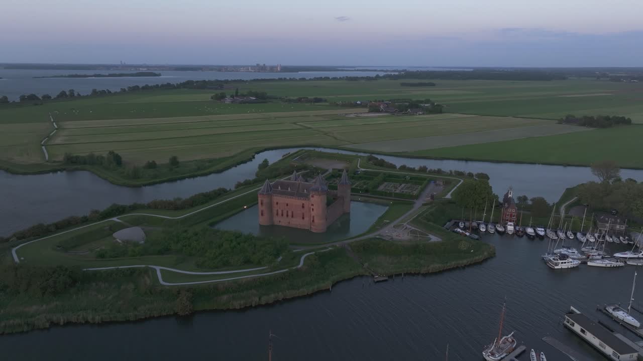 Vista aerea del castello medievale olandese Muiderslot situato a Muiden al tramonto.
