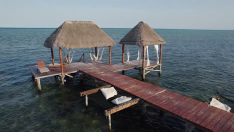 foto aérea de un hermoso y relajante muelle en el agua en tulum, méxico