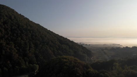 Luftaufnahme-Einer-Wunderschönen-Ländlichen-Osteuropäischen-Landschaft-An-Einem-Sonnigen-Tag