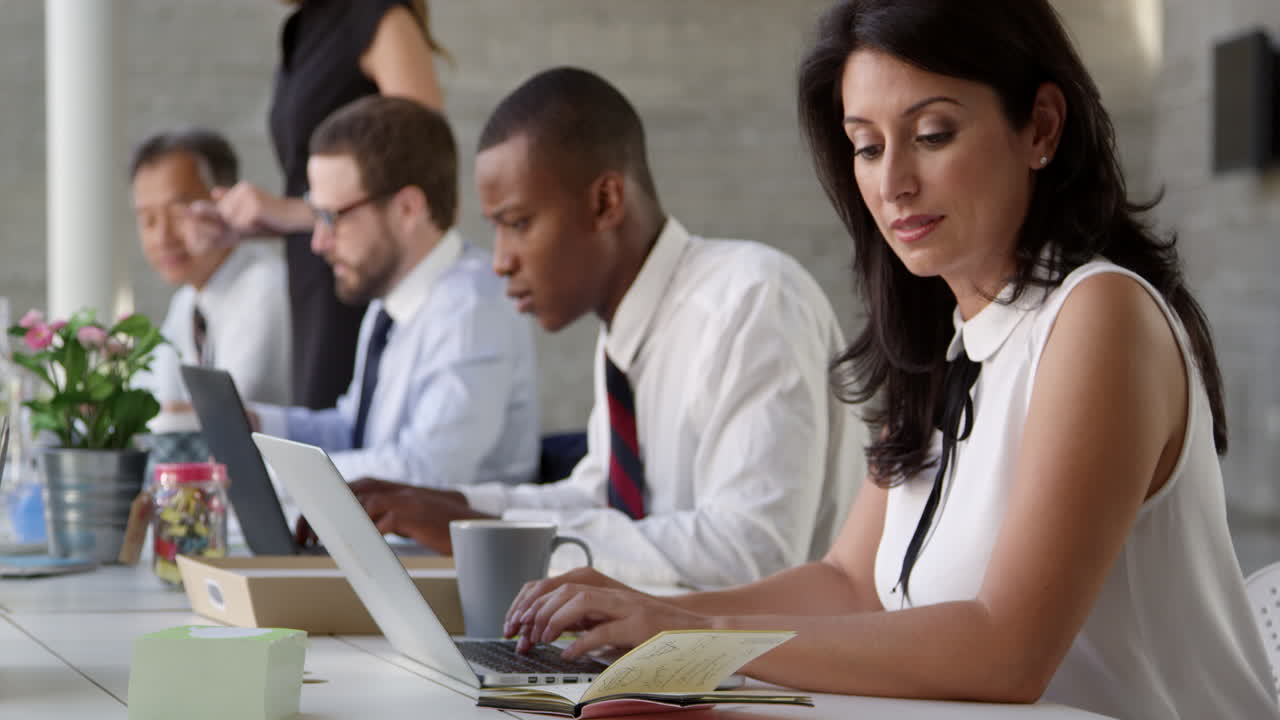 reunión de equipo de negocios alrededor de la mesa de la sala de juntas filmada en r3d