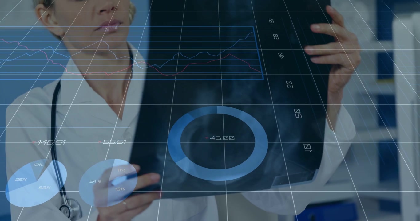 Doctora buscando una película cuando aparecen superposiciones azules, tocando y levantando para el diagnóstico