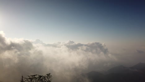 인도 산에서 춤추는 구름 담요 위의 일출