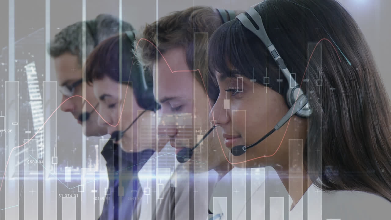 animación del procesamiento de datos financieros y estadísticos sobre personas de negocios que llevan auriculares telefónicos