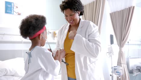 Feliz-Doctora-Afroamericana-Engañando-Con-Una-Chica-En-La-Habitación-Del-Hospital,-Cámara-Lenta