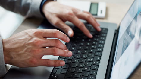 primer plano, manos escribiendo y una computadora portátil para el trabajo