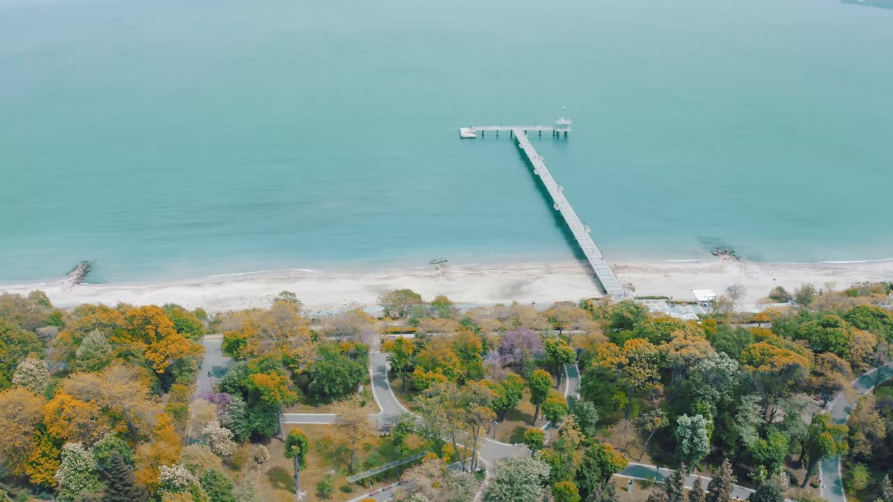 불가리아 부르가스 시의 흑해 연안에 있는 다리의 조감도