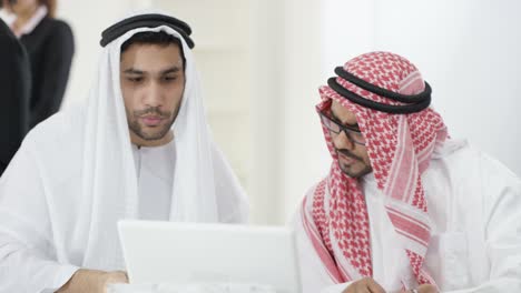 hombres de negocios árabes de oriente medio