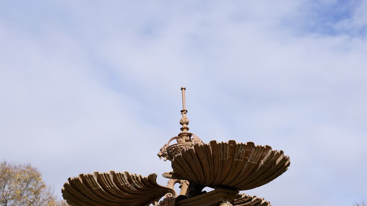 도시 풍경을 배경으로 한 장식된 동상