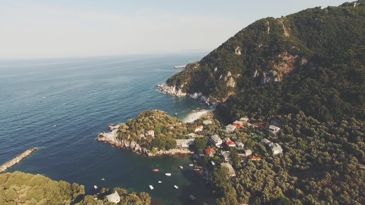 Bellissimo villaggio in riva al mare sul monte Pelio in Grecia.