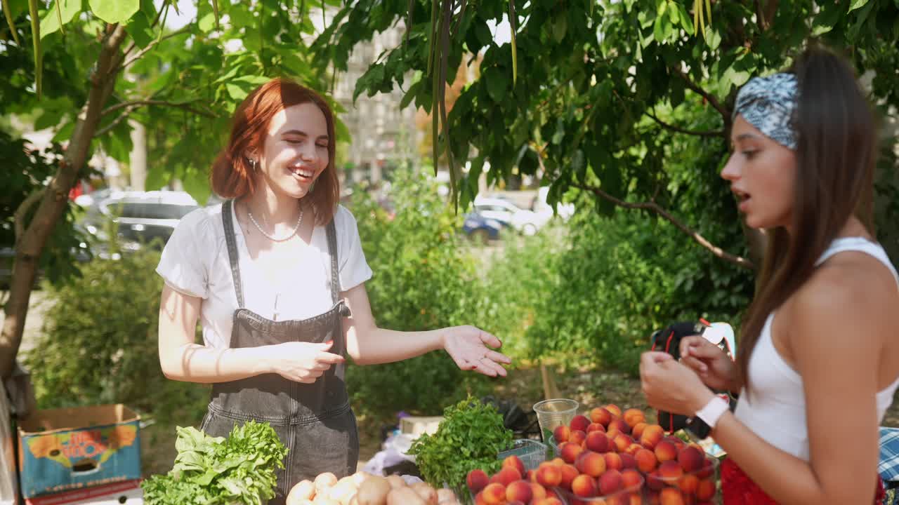 농가 시장 에서 이야기 하는 여자 들