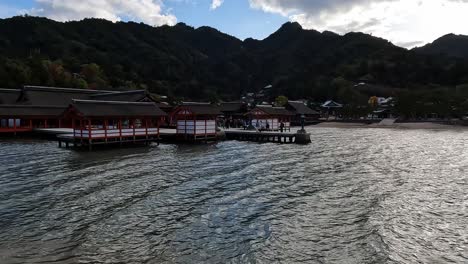 Vista-Sobre-El-Hermoso-Templo-Principal-De-La-Isla-Miyajima-O-Miyashima-Cerca-De-Hiroshima,-Japón