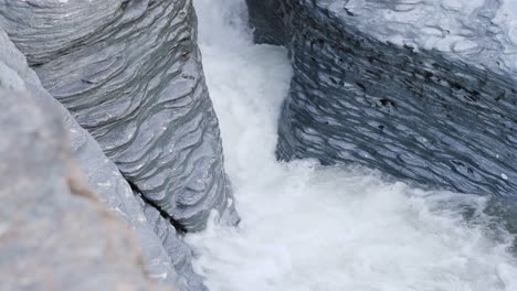 Río-Que-Fluye-Rápido-Entre-Rocas.-Fotografía-De-Cerca