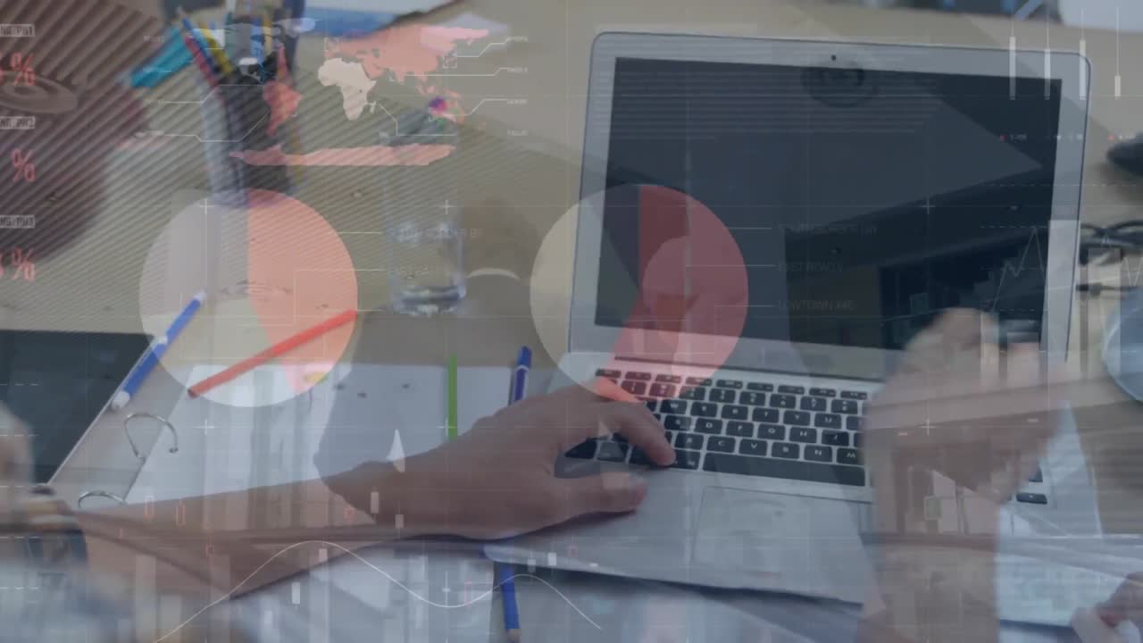 금융 데이터와 그래프가 컴퓨터 화면에 표시되는 동안 사업가들은 에스컬레이터에서 이야기합니다.