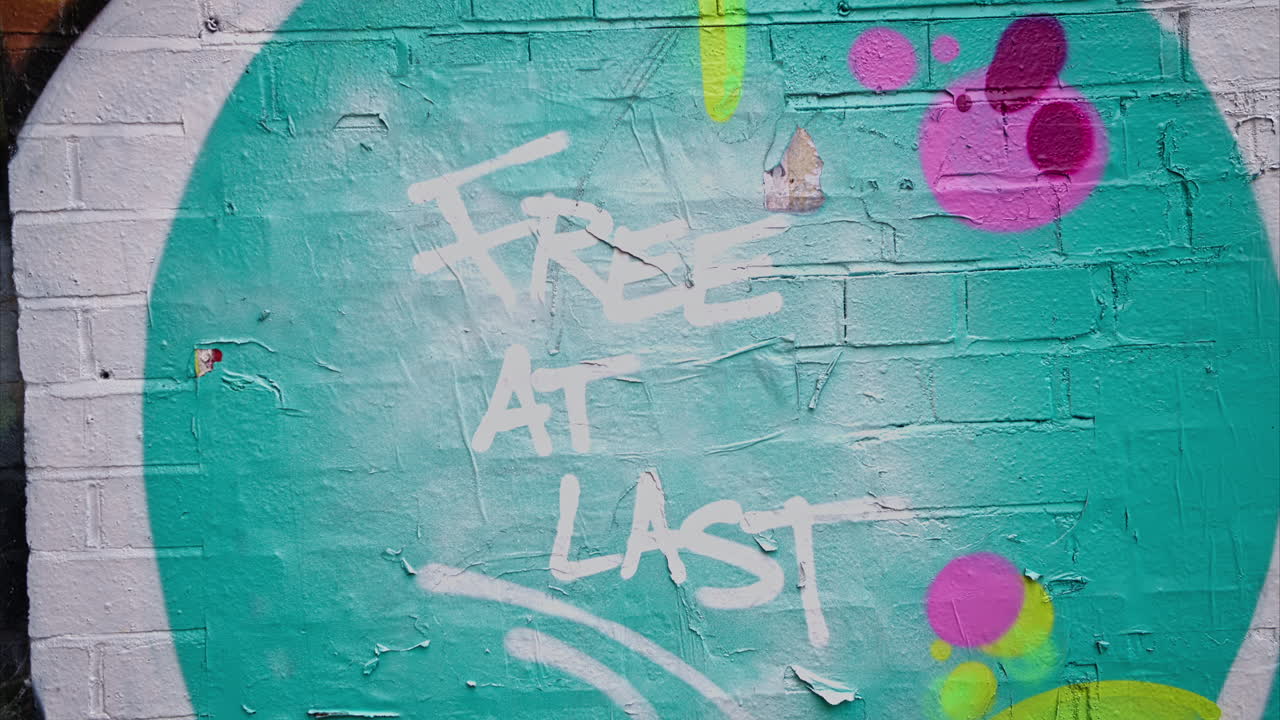 그라피티가 인 벽의 클로즈업 런던 시티 스트리트 (영국) 마침내 무료 읽기