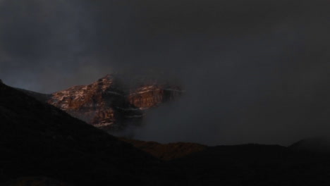 Niebla-Y-Nubes-Pasan-Sobre-Las-Montañas-De-Sierra-Nevada