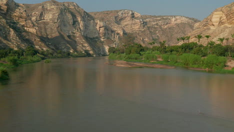 Vuelo-Sobre-El-Río-Catumbela,-Benguela,-Imágenes-De-Angola-Con-Drone,-120-Fps