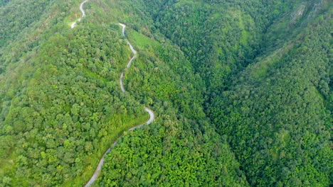 Vista-Aérea-De-La-Carretera-Sobre-Montañas-Y-Bosques.