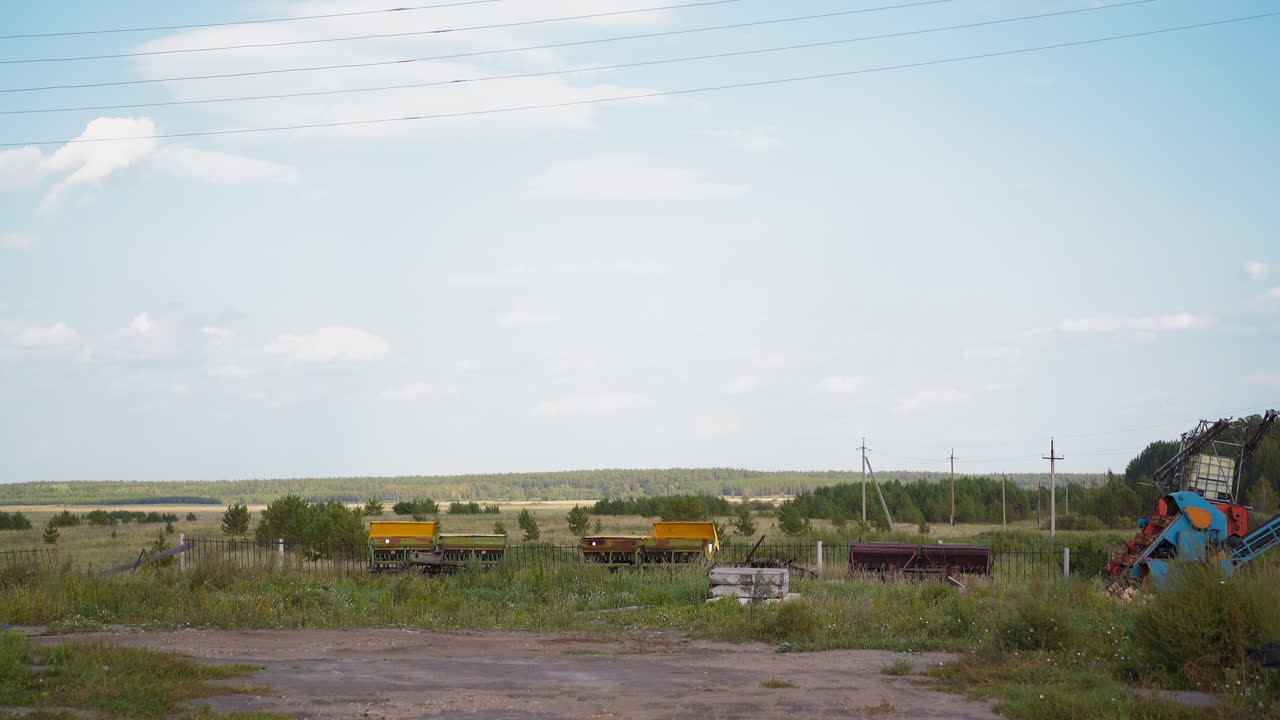 máquinas y equipos agrícolas en prados en el campo