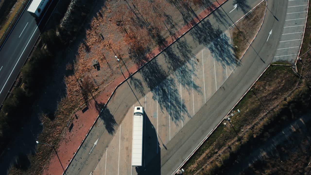 주차장 에 있는 버스 의 공중 사진
