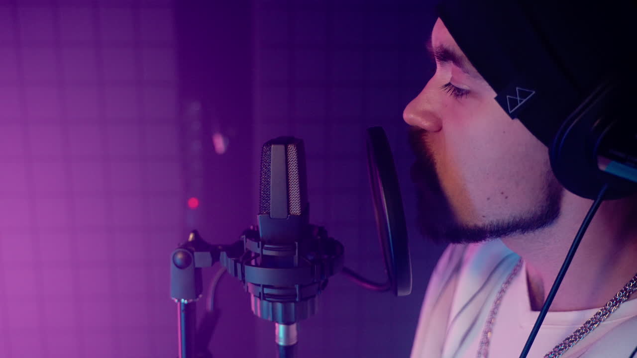 hombre grabando en un estudio de música