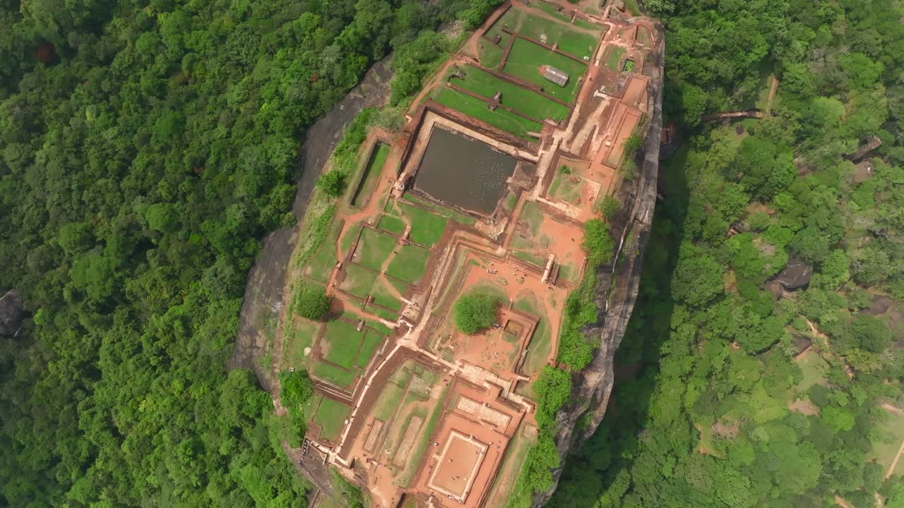 Clip video aeree dello Sri Lanka realizzate con drone della fortezza monolitica di Sigiriya sopra la foresta pluviale, che mostrano il complesso sulla vetta e le dimensioni imponenti della roccia