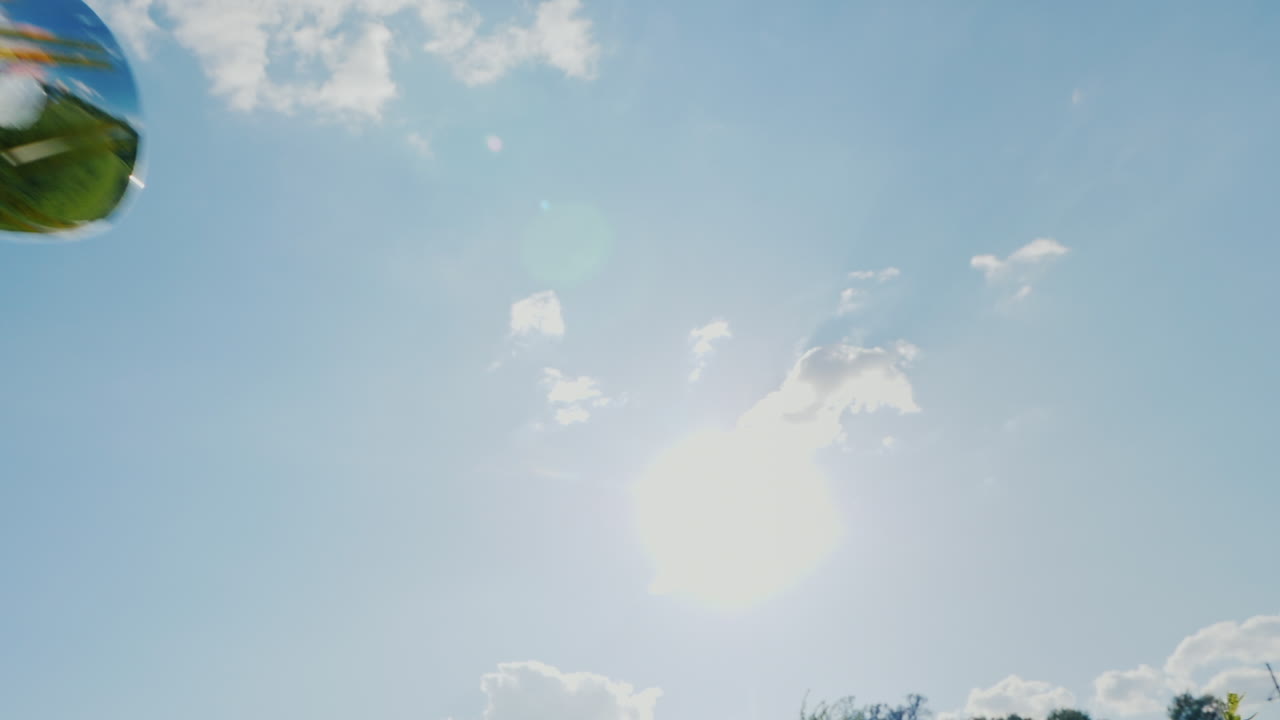 una mujer joven con una copa de campeón salta alto hacia el cielo