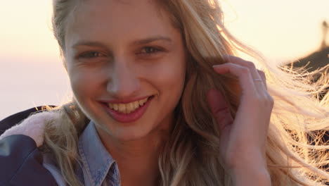 Retrato-De-Una-Mujer-Feliz-Riéndose-Divirtiéndose-En-Las-Vacaciones-De-Verano-Disfrutando-De-La-Playa-Al-Atardecer-Con-El-Viento-Soplando-El-Pelo