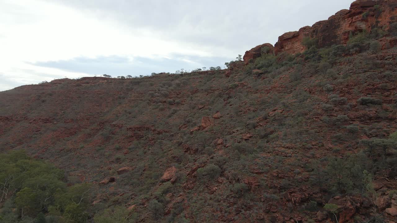 exuberante paisaje interior en la meseta de kings canyon en el territorio del norte, australia