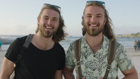 Porträt-Lächelnder-Zwillingsbrüder,-Die-Im-Urlaub-Glücklich-Am-Strand-Sind