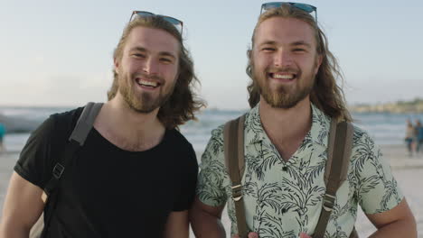 retrato de irmãos gêmeos sorridentes felizes na praia em férias