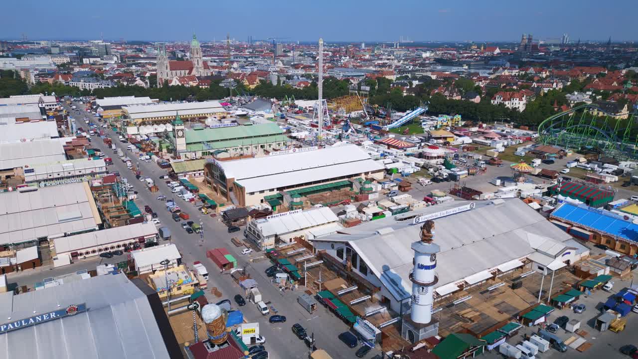 hermosa vista aérea desde arriba vuelo theresienwiese festival de octubre, día soleado antes de la apertura