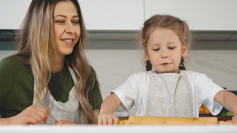 Prepara-Masa-En-La-Cocina,-Calienta