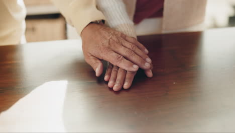 pareja de ancianos, mesa y tomados de la mano en el cuidado