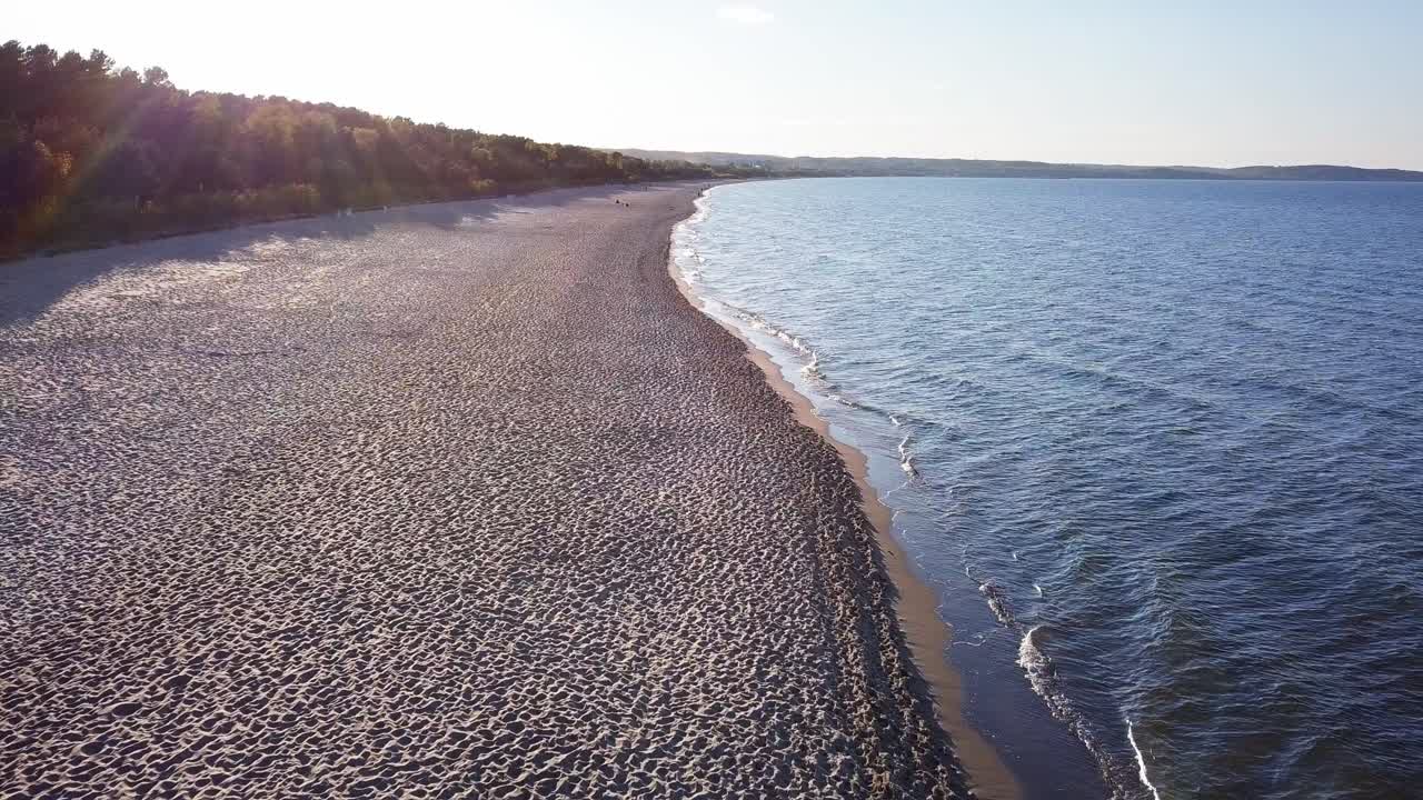 toma aérea de la playa de arena