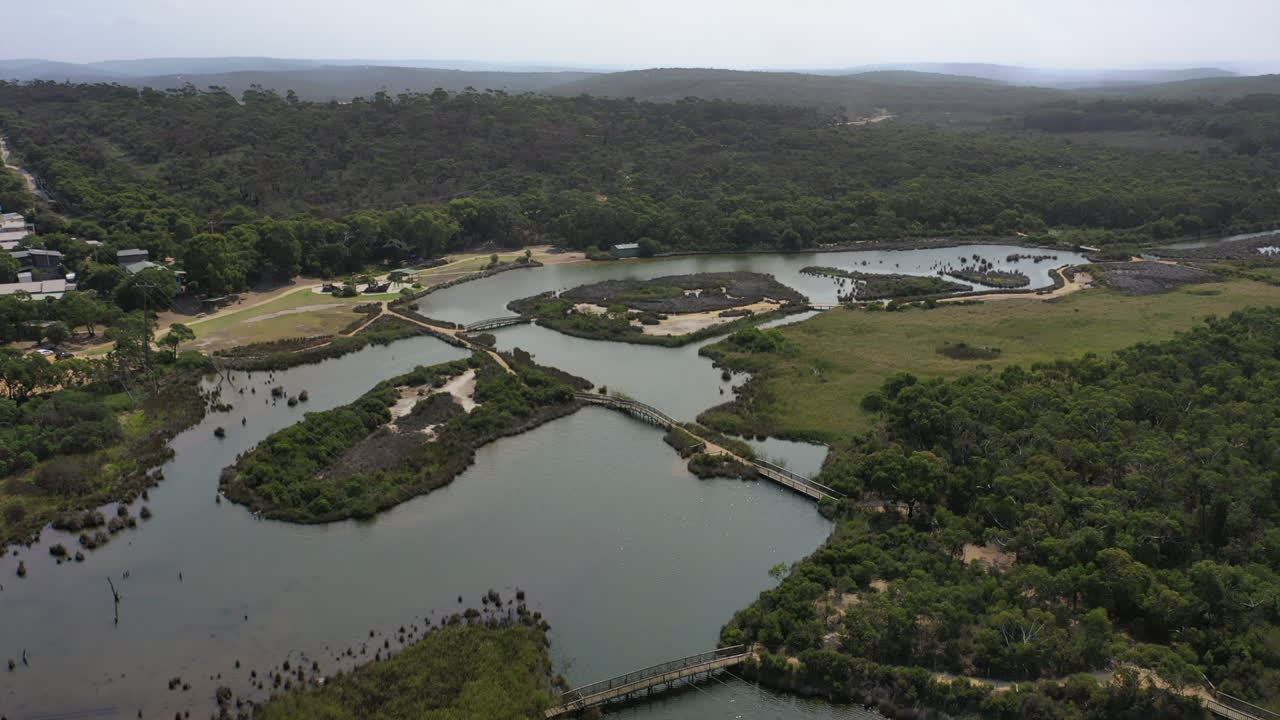 antena giratoria de la reserva de humedales y el río en anglesea, australia