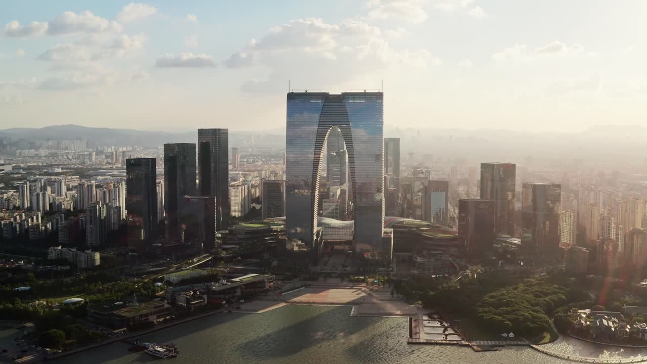 Edifícios do CBD perto do Lago Jinji em Suzhou, China