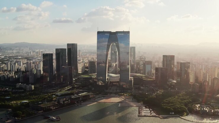 Edifícios do CBD perto do Lago Jinji em Suzhou, China