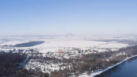 Montaña-Říp-En-Chequia-Más-Allá-De-Un-Paisaje-Nevado-De-Invierno,-Cielo-Sin-Nubes