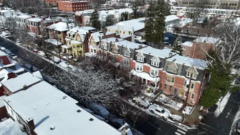 Colorida-Hilera-De-Casas-En-Un-Barrio-Nevado-De-Invierno