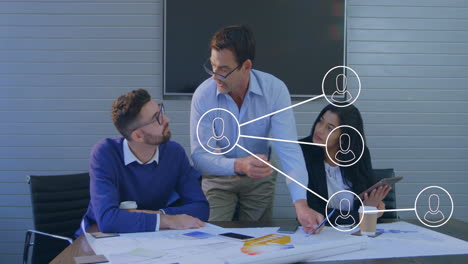 animación de iconos y procesamiento de datos sobre diversas personas de negocios en la oficina
