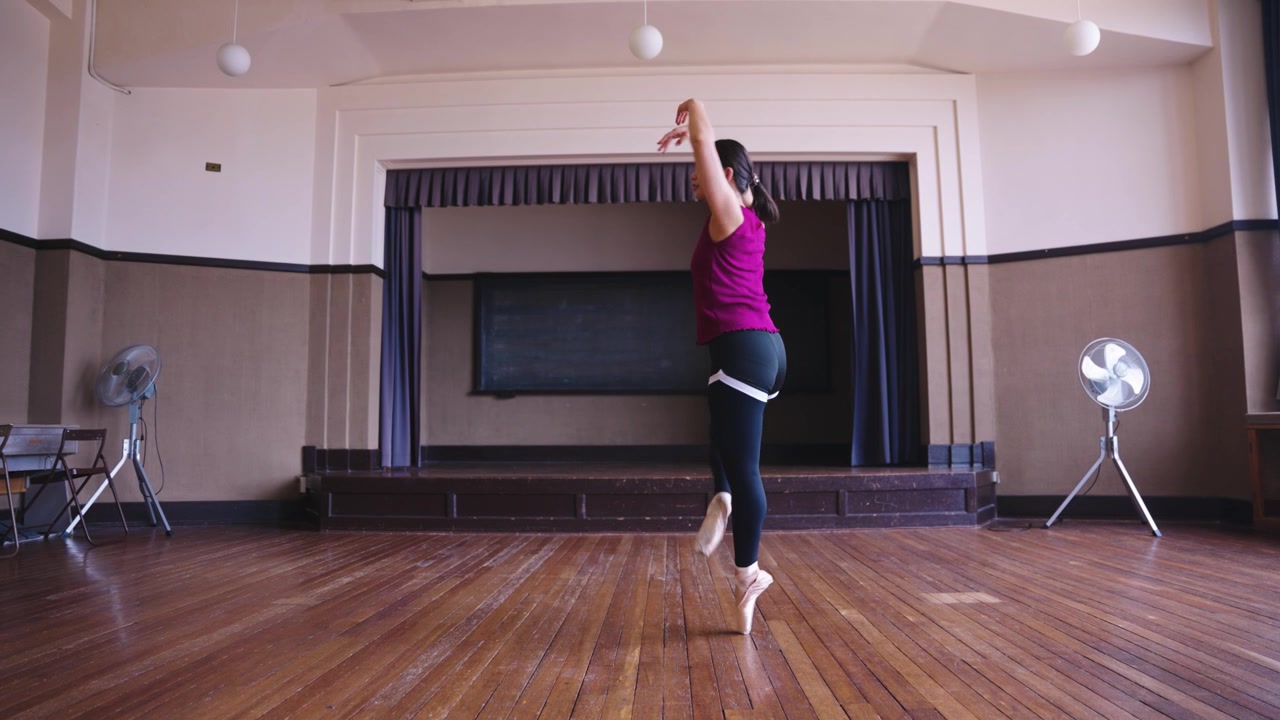 Pratica di balletto sulle punte, pratica di danza classica di una ragazza giapponese.