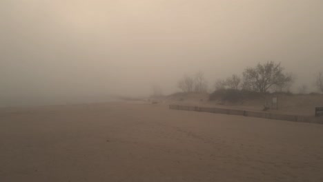 濃い海岸の霧の中でかろうじて見える遠くの石の遊歩道